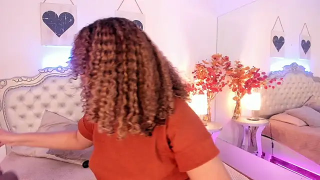 NiaColusi online show from September 20, 2025, 7:59 pm