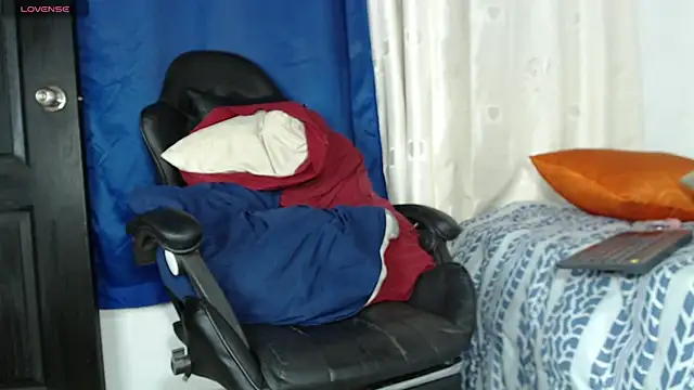 Snapshot of tizziano_castillo_ chatting on March 13, 2025, 1:32 am tizziano castillo online show from March 13, 2025, 1:32 am