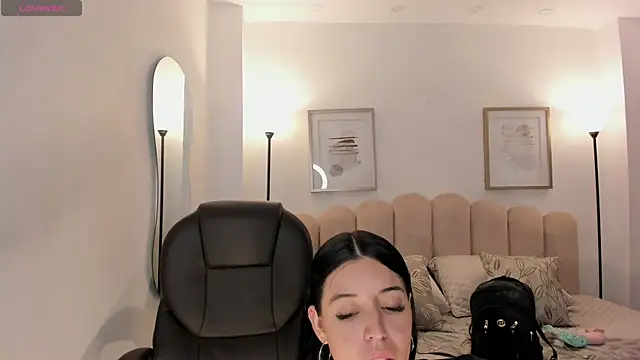 zoee jackson online show from August 5, 2026, 6:44 pm