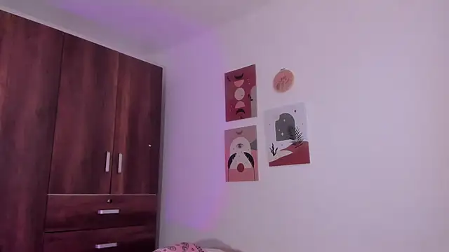 Snapshot of Luisa0110 chatting on February 15, 2025, 6:12 pm Luisa0110 online show from February 15, 2025, 6:12 pm