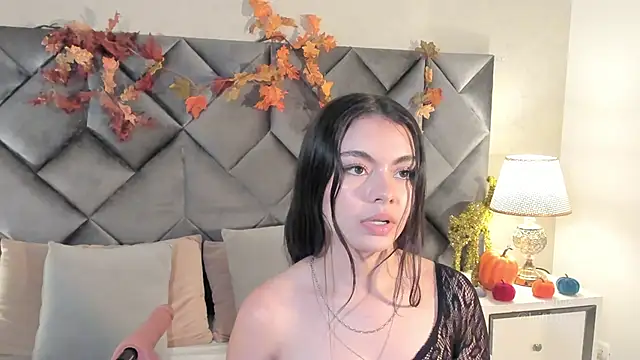 Snapshot of Luisa0110 chatting on October 28, 2025, 8:55 pm Luisa0110 online show from October 28, 2025, 8:55 pm