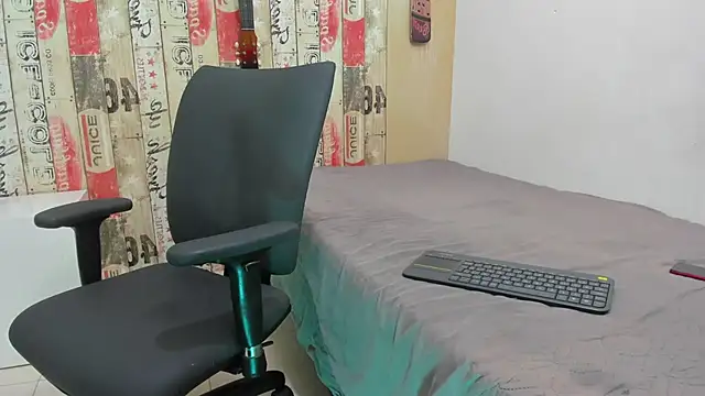 Snapshot of Andrey_u92 chatting on February 7, 2025, 4:37 am Andrey u92 online show from February 7, 2025, 4:37 am