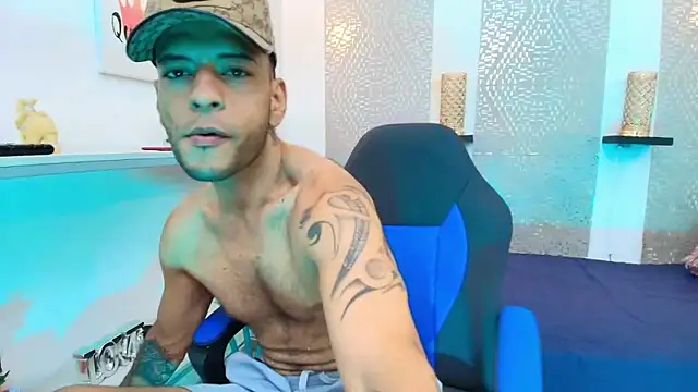 Snapshot of Andrey_u92 chatting on February 9, 2025, 7:30 pm Andrey u92 online show from February 9, 2025, 7:30 pm