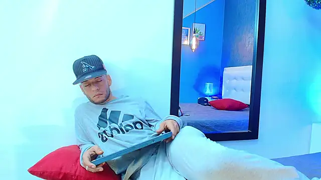 Snapshot of Andrey_u92 chatting on February 13, 2025, 4:43 am Andrey u92 online show from February 13, 2025, 4:43 am