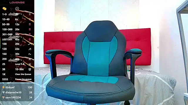 Snapshot of Andrey_u92 chatting on October 4, 2025, 7:39 am Andrey u92 online show from October 4, 2025, 7:39 am