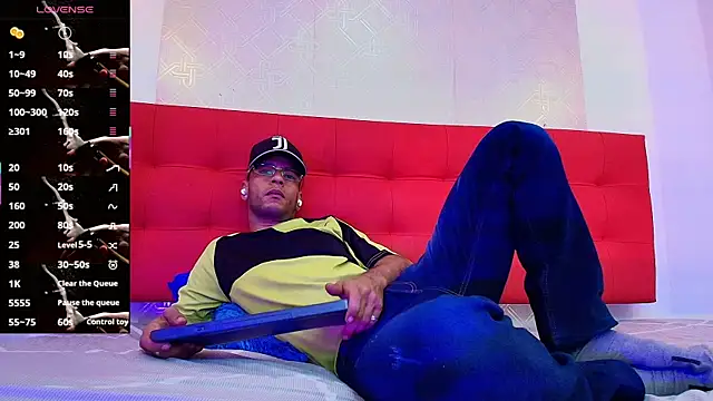 Snapshot of Andrey_u92 chatting on October 17, 2025, 9:17 pm Andrey u92 online show from October 17, 2025, 9:17 pm