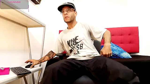 Snapshot of Andrey_u92 chatting on October 24, 2025, 3:14 am Andrey u92 online show from October 24, 2025, 3:14 am