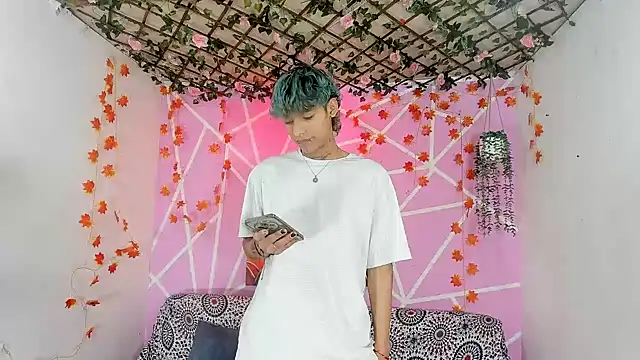 Fresahot2005 online show from December 1, 2025, 2:22 pm