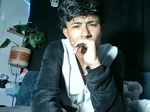 Fresahot2005 online show from February 6, 2026, 5:12 am