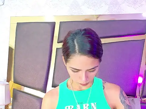 NicoleEsposito online show from September 26, 2025, 1:15 pm