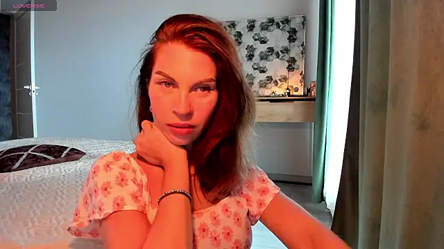 Snapshot of Selena_Rase chatting on October 13, 2025, 9:09 am Selena Rase online show from October 13, 2025, 9:09 am