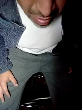 rodrig6987 1 online show from September 20, 2025, 2:23 am