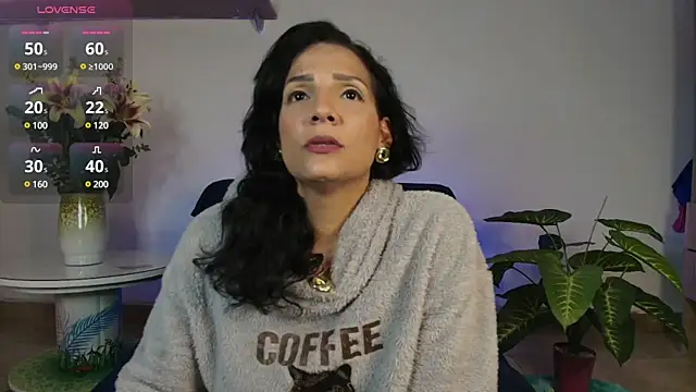 Snapshot of Elliee_ chatting on January 21, 2025, 12:36 am Elliee online show from January 21, 2025, 12:36 am