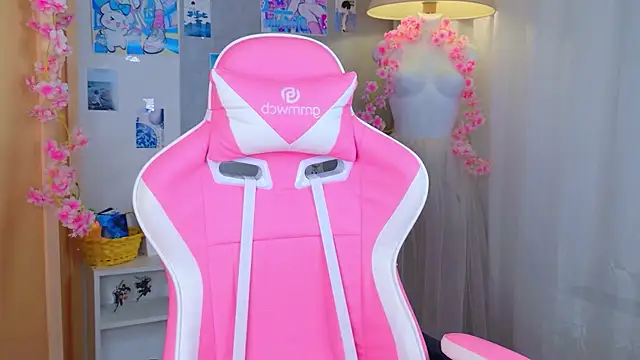 b4by LoL1 online show from May 10, 2026, 3:17 pm