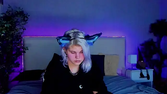 JoannLowe online show from December 17, 2024, 11:27 pm