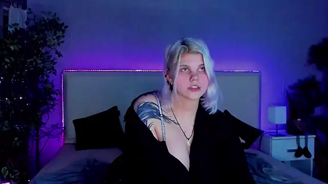 JoannLowe online show from December 22, 2024, 11:20 pm