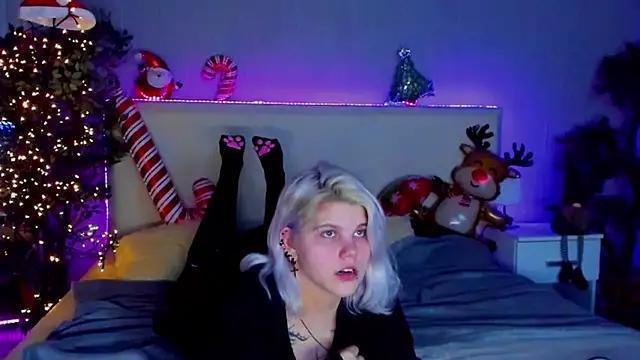 JoannLowe online show from December 23, 2024, 11:28 pm