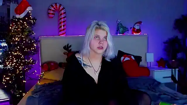 JoannLowe online show from December 24, 2024, 11:22 pm