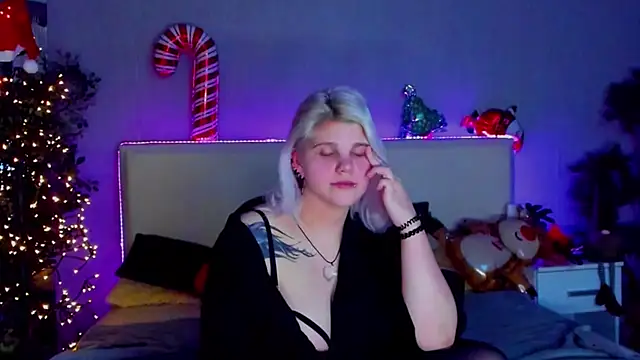 JoannLowe online show from December 25, 2024, 10:37 pm