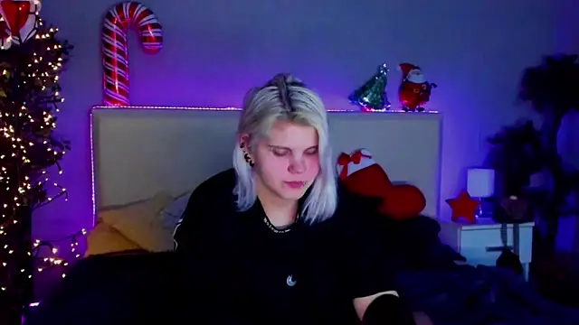 JoannLowe online show from December 29, 2024, 11:18 pm