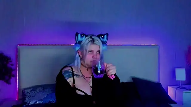 JoannLowe online show from February 25, 2025, 2:25 am