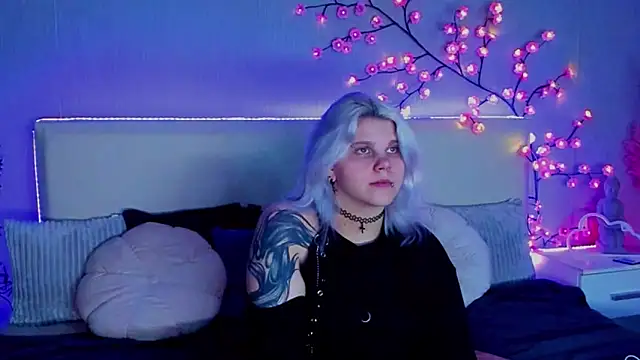 JoannLowe online show from September 16, 2025, 7:15 pm