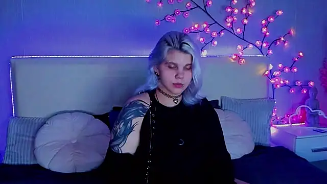 JoannLowe online show from September 24, 2025, 7:17 pm