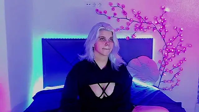 JoannLowe online show from June 11, 2026, 12:32 am