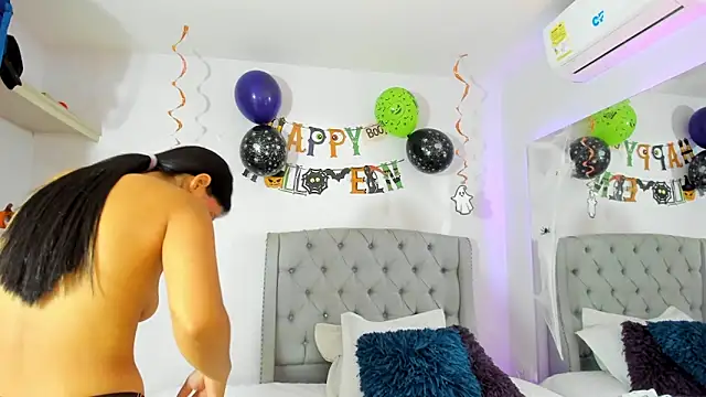 Snapshot of TianaReedd chatting on October 30, 2025, 12:28 pm TianaReedd online show from October 30, 2025, 12:28 pm