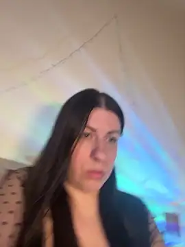 Evelinia online show from June 26, 2026, 4:33 pm