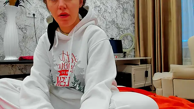 Snapshot of foxy_blond chatting on February 24, 2026, 12:52 am foxy blond online show from February 24, 2026, 12:52 am