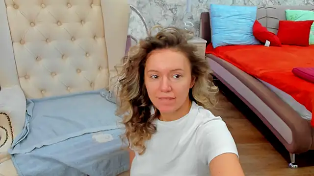 Snapshot of foxy_blond chatting on February 27, 2026, 12:32 am foxy blond online show from February 27, 2026, 12:32 am