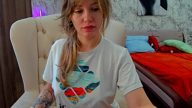 Snapshot of foxy_blond chatting on March 16, 2026, 12:27 am foxy blond online show from March 16, 2026, 12:27 am