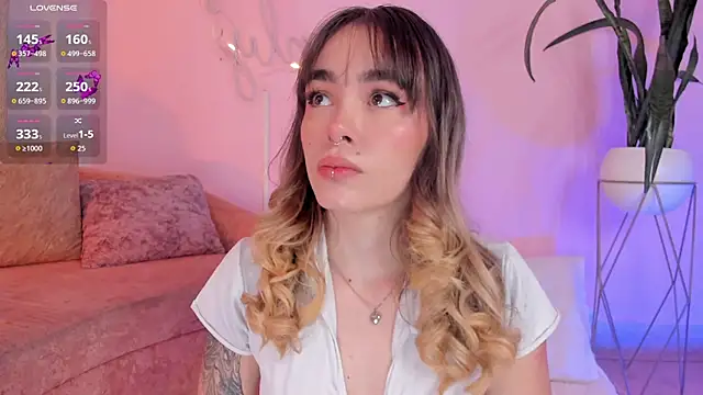 Lucy Vega online show from November 11, 2025, 3:39 am