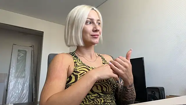 Snapshot of AnneBall chatting on June 4, 2026, 8:20 am AnneBall online show from June 4, 2026, 8:20 am