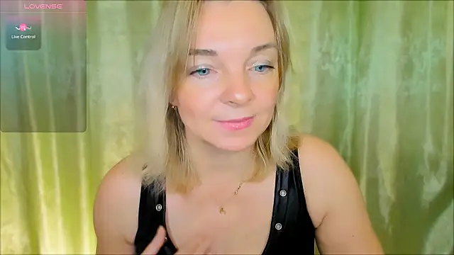 Snapshot of Regina__blue chatting on December 2, 2024, 3:25 pm Regina  blue online show from December 2, 2024, 3:25 pm