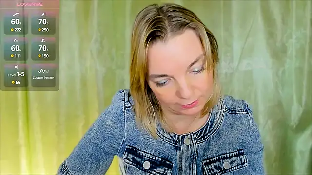 Snapshot of Regina__blue chatting on December 13, 2024, 1:55 pm Regina  blue online show from December 13, 2024, 1:55 pm