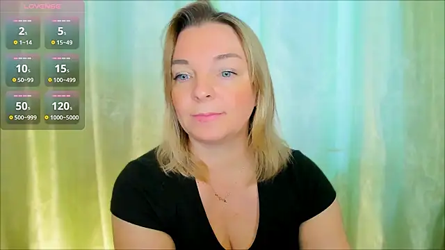 Snapshot of Regina__blue chatting on December 17, 2024, 12:11 pm Regina  blue online show from December 17, 2024, 12:11 pm