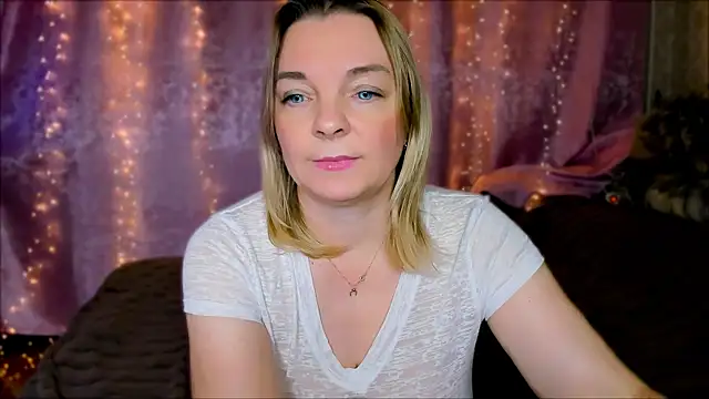 Snapshot of Regina__blue chatting on January 14, 2025, 4:29 pm Regina  blue online show from January 14, 2025, 4:29 pm