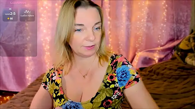 Snapshot of Regina__blue chatting on January 22, 2025, 5:17 pm Regina  blue online show from January 22, 2025, 5:17 pm