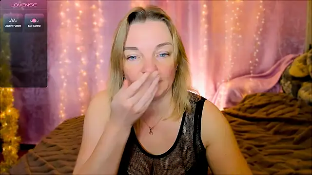 Snapshot of Regina__blue chatting on January 24, 2025, 6:56 pm Regina  blue online show from January 24, 2025, 6:56 pm