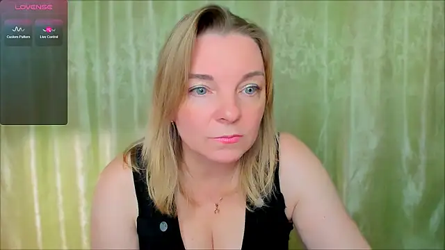 Snapshot of Regina__blue chatting on February 11, 2025, 6:22 pm Regina  blue online show from February 11, 2025, 6:22 pm