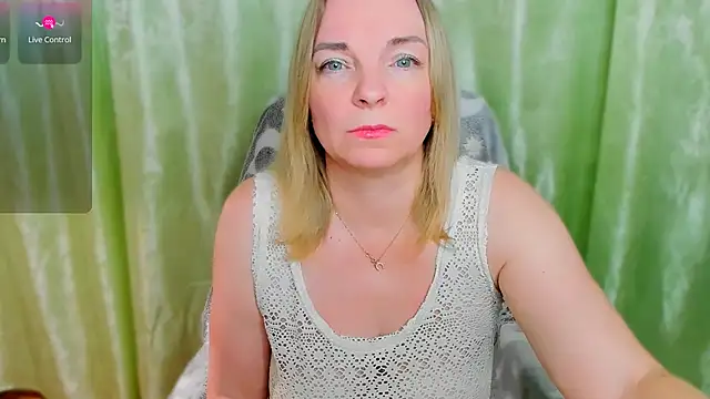 Snapshot of Regina__blue chatting on March 7, 2025, 8:55 pm Regina  blue online show from March 7, 2025, 8:55 pm