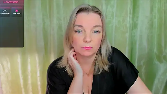 Snapshot of Regina__blue chatting on March 22, 2025, 5:52 pm Regina  blue online show from March 22, 2025, 5:52 pm