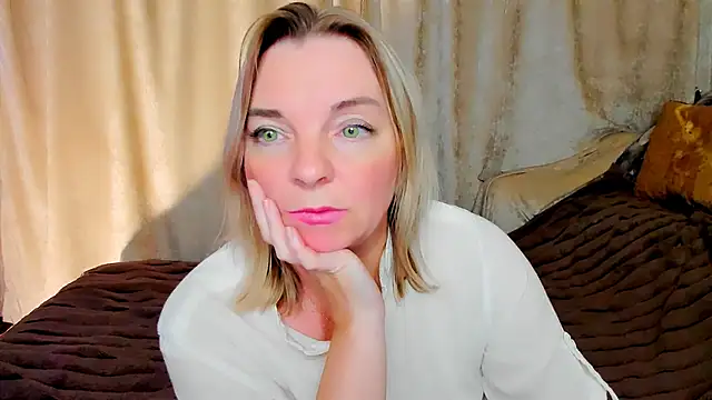 Snapshot of Regina__blue chatting on September 14, 2025, 8:19 pm Regina  blue online show from September 14, 2025, 8:19 pm