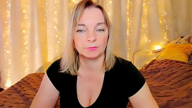 Snapshot of Regina__blue chatting on October 28, 2025, 3:58 pm Regina  blue online show from October 28, 2025, 3:58 pm