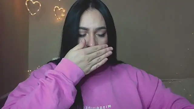 Snapshot of Emelyblum chatting on October 24, 2025, 11:01 pm Emelyblum online show from October 24, 2025, 11:01 pm