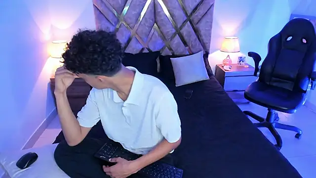 nickolas moon online show from November 16, 2025, 6:02 pm