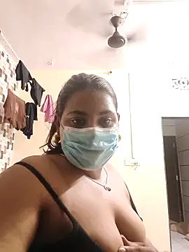 Hotmilfxox online show from April 16, 2026, 11:29 pm