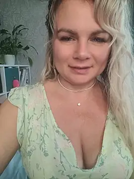 candy queeen online show from August 10, 2026, 4:49 am